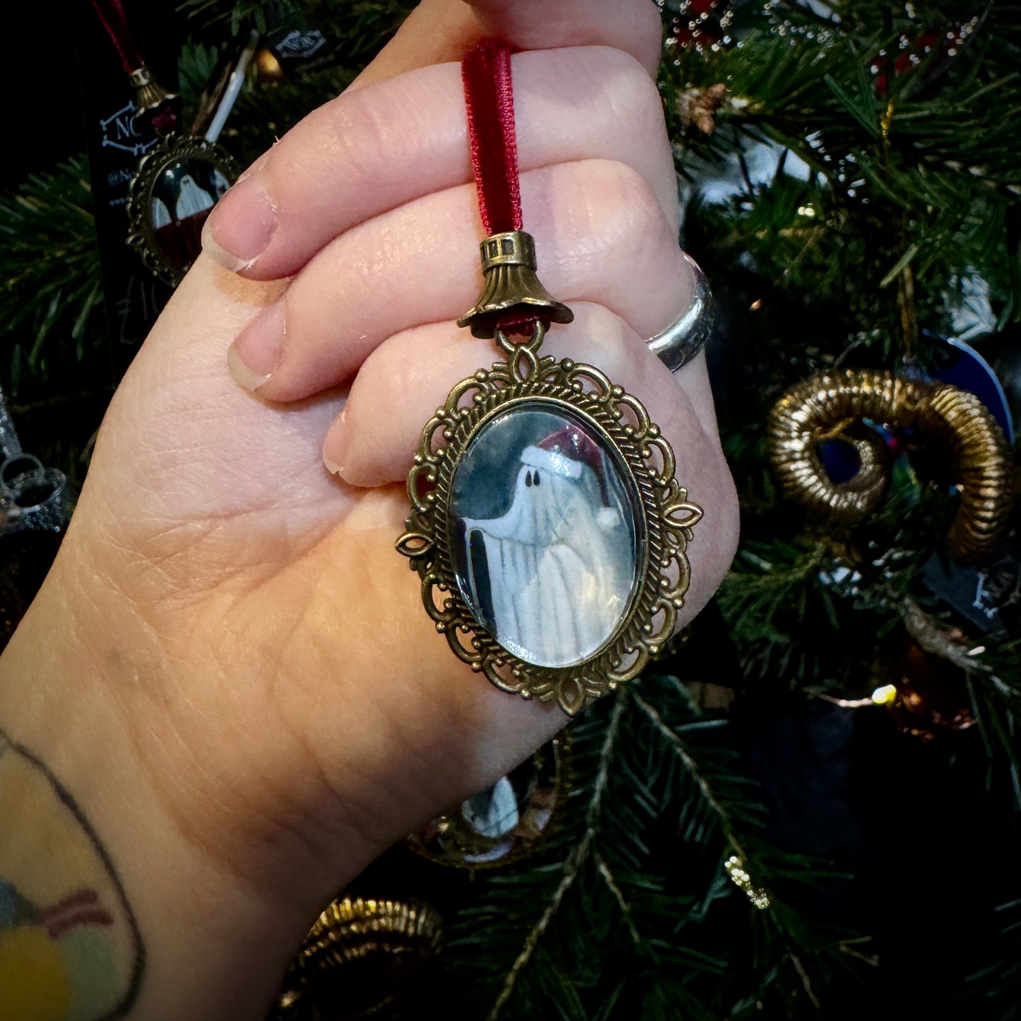 “Haunting around the Christmas Tree”